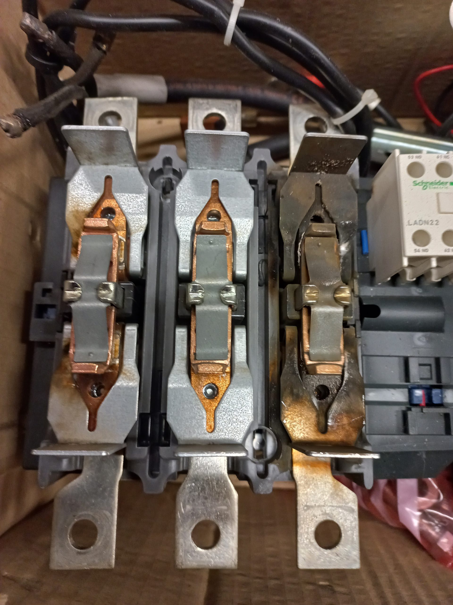 دلایل اصلی سوختن کنتاکتور در پروژه‌های برق صنعتی